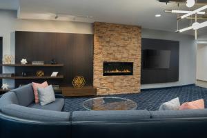 卡斯珀卡斯珀万怡酒店的带沙发和壁炉的客厅