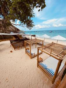 - une plage avec des bancs et des parasols dans l'établissement Rocha Beach Club, à Playa Blanca 23 autres photos