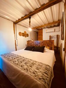 une chambre avec un grand lit dans une pièce dans l'établissement Rocha Beach Club, à Playa Blanca