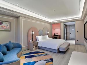 une chambre avec un grand lit et un canapé bleu dans l'établissement Mercure Hangzhou Xixi Zijingang, à Hangzhou 75 autres photos