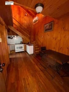 an attic room with a kitchen and a stove at Casas el Canelo in Isla Negra
