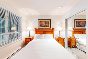 Giường trong phòng chung tại Town Plaza, Unit 209