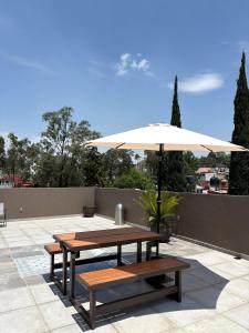 Un patio o zona al aire libre en R02 Room at ITESM CEM Full Services, Shared-Kitchen, Smart TV, Parking, Balcony