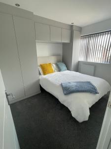 een slaapkamer met een groot bed en een raam bij Sleaford Luxury Country Stay in Sleaford