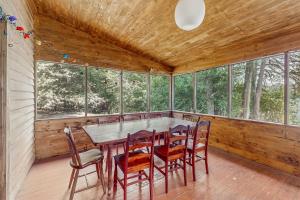 Un comedor con mesa y sillas en Garden Island's Pine, en Charlotte