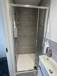 een douche met een glazen deur naast een wastafel bij Sleaford Luxury Country Stay in Sleaford +35 foto's