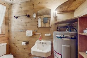 un baño con inodoro y lavabo en Garden Island's Pine, en Charlotte 17 fotos más