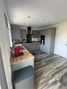 een keuken met een rood apparaat op een aanrecht bij Sleaford Luxury Country Stay in Sleaford