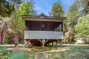 Una casa en el árbol sobre un soporte de madera en un campo en Garden Island's Pine, en Charlotte