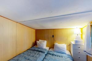 a bedroom with two beds and a lamp in it at Garden Island's Oak in Charlotte +16 photos