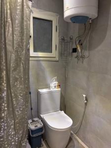 Um banheiro em Quiet & Fully Equipped Private Room, New Cairo