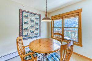 ein Esszimmer mit Tisch und Stühlen und einem Fenster in der Unterkunft Tenderfoot Lodge 2664 in Snake River Health Services Incorporated Heliport