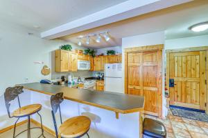 eine Küche mit Holzschränken und einer Arbeitsplatte in der Unterkunft Tenderfoot Lodge 2664 in Snake River Health Services Incorporated Heliport