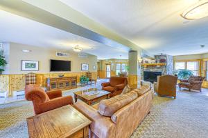 ein großes Wohnzimmer mit Sofas und Fernseher in der Unterkunft Tenderfoot Lodge 2664 in Snake River Health Services Incorporated Heliport