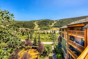 eine Luftaufnahme eines Resorts mit Bergen im Hintergrund in der Unterkunft Tenderfoot Lodge 2664 in Snake River Health Services Incorporated Heliport