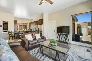 una sala de estar con un sofá y una mesa en Rim View 3, en Spanish Valley