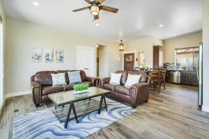 Una sala de estar con sofás y una mesa. en Rim View 3, en Spanish Valley