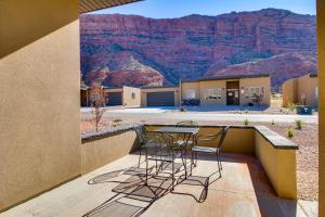 Un balcón con sillas y una mesa con vista. en Rim View 3, en Spanish Valley