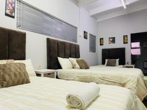 Ένα ή περισσότερα κρεβάτια σε δωμάτιο στο Annika guest house Claremont