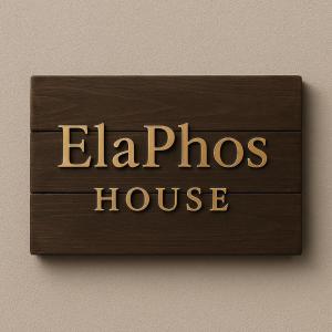 un panneau indiquant la maison d'Elphos sur un mur dans l'établissement ElaPhos HOUSE, à Kiriákion