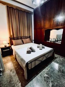 une chambre avec un grand lit dans une pièce dans l'établissement ElaPhos HOUSE, à Kiriákion