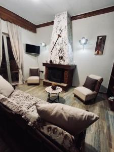 un salon avec un lit et une cheminée dans l'établissement ElaPhos HOUSE, à Kiriákion 16 autres photos
