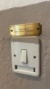 a light switch with a sign on it at Casa Amore a Bergamo in Bergamo