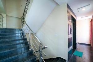 un escalier dans un immeuble avec des escaliers bleus dans l'établissement Hotel Blue House, à Hyderabad