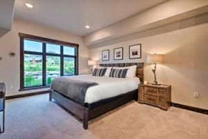 ein Schlafzimmer mit großem Bett und Fenster in der Unterkunft Luxe Canyons Ski Resort Condo - Walk to Ski Lift! in Park City