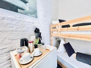 a room with a desk and a bunk bed at Casa Terraza in Hasselt