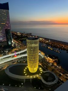 - Vistas a un edificio alto por la noche en Alliance Palace In Batumi, en Batumi
