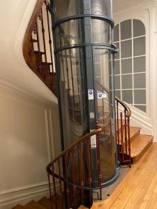 a room with a large elevator on the stairs at Les appartements de l'Orangerie in Jarnac