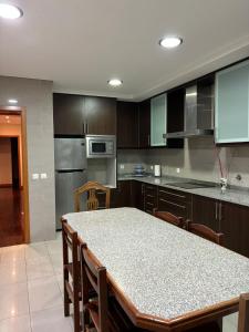 EstelaにあるCasa Gomesのキッチン(テーブル、椅子、カウンタートップ付)
