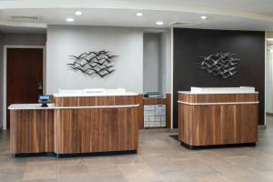 a lobby with brown and white counter tops at Courtyard Texarkana in Texarkana - Texas +8 photos
