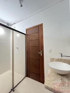 a bathroom with a tub and a sink and a shower at Pousada Miriam in Limeira