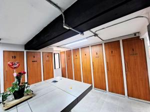 メキシコシティにあるR04 CORNER STUDIO at ITESM CEM Full Services, Shared-Kitchen, Fridge, Laundry, Smart TV, Parking, Balconyの木製のロッカーとテーブルのある更衣室
