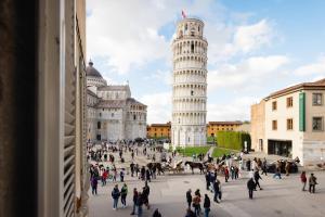 a group of people walking around the leaning tower of pisa at Residenza d'Epoca Relais I Miracoli in Pisa