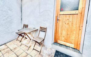 a table and two chairs sitting next to a door at Casa Terraza in Hasselt