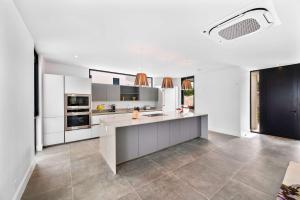 Dapur atau dapur kecil di Villa Jupiter with Private Pool Oceanfront