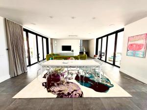 Televisyen dan/atau pusat hiburan di Villa Jupiter with Private Pool Oceanfront