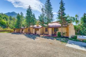 una hilera de casas en un camino de grava en 8 Mi to Taos Ski Valley! Peaceful Mtn-View Condo, en Valdez