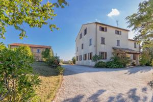 an external view of a house with a driveway at Country House Binnella in Cingoli