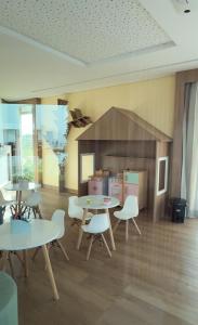 a room with tables and chairs and a kitchen at Flat Beach Summer Residence Praia do Cupe - Porto de Galinhas in Porto De Galinhas