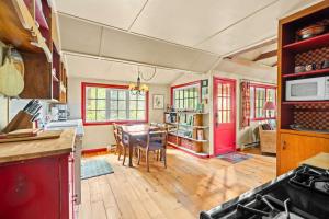 WelchesにあるRiverfront Retreat - Mt Hood Views Sleeps 4のテーブルと椅子のあるキッチンとダイニングルーム