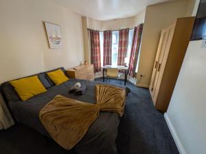 une chambre avec un lit avec une couverture dessus dans l'établissement Stay Sleep Rest - Firth Park, à Wincobank