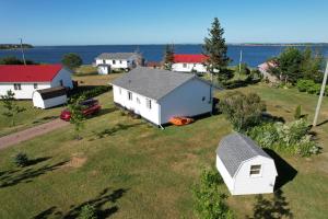 eine Luftansicht eines Betriebs mit einem Haus in der Unterkunft Stanhope Cottages in Stanhope