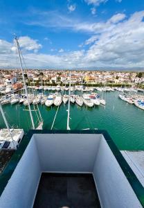 a view of a marina with boats in the water at Estudio Moderno la mejor vista al puerto deportivo in Empuriabrava