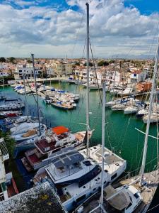 a group of boats docked in a harbor at Estudio Moderno la mejor vista al puerto deportivo in Empuriabrava