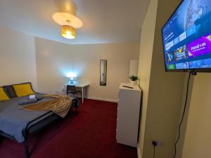une chambre avec un lit et une télévision à écran plat dans l'établissement Stay Sleep Rest - Firth Park, à Wincobank