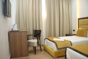 TV a/nebo společenská místnost v ubytování Hôtel Sable d'Or